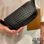 보테가 베네타 인트레치아토 레더 벨트백 블랙 876334